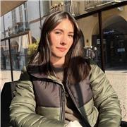 Studentessa universitaria impartisce lezioni di inglese per studenti scuola primaria, secondaria I-II grado